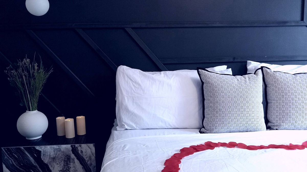 South Holland House | Romantic Escape - Adult Playhouse with Exotic Dungeon - Celebrate Sweetest Day