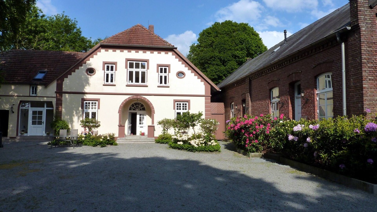 Jaderaltendeich Apartment | Romantic estate in a secluded location, wellness oasis, bicycles