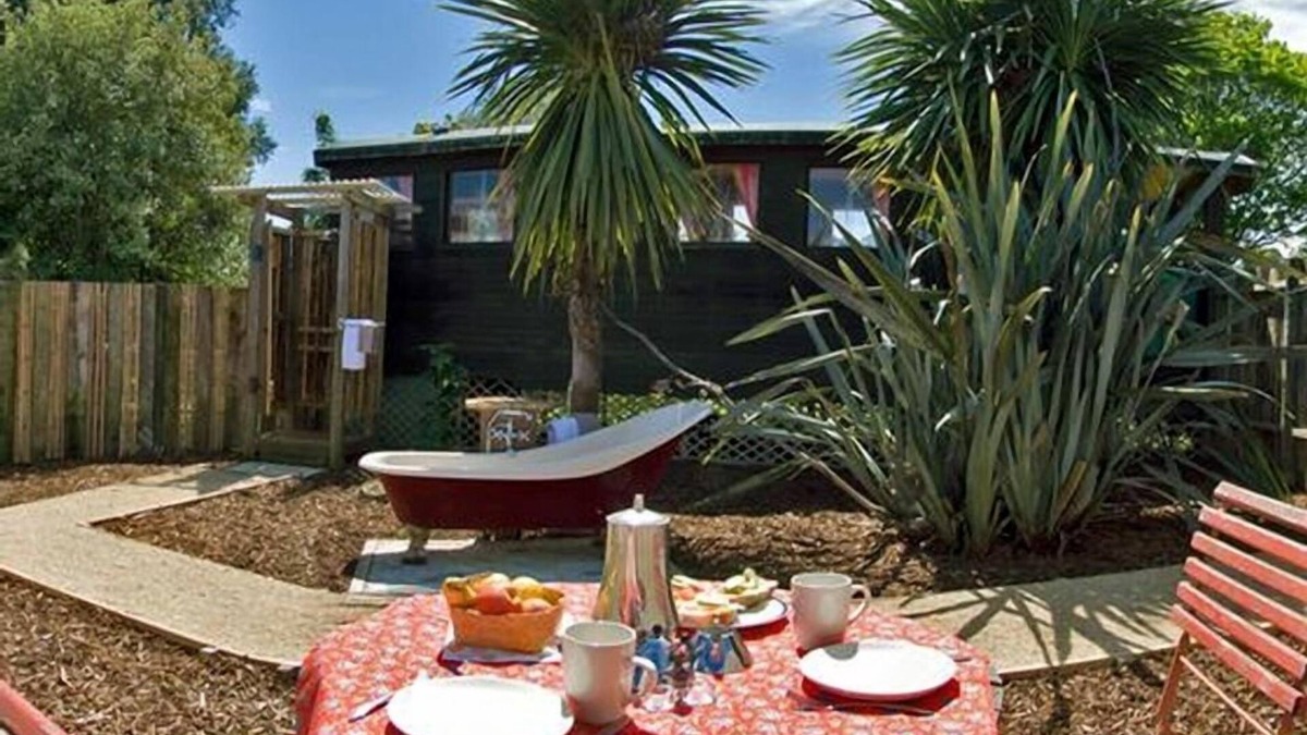 Motupipi House | Romantic Getaway - The Caboose