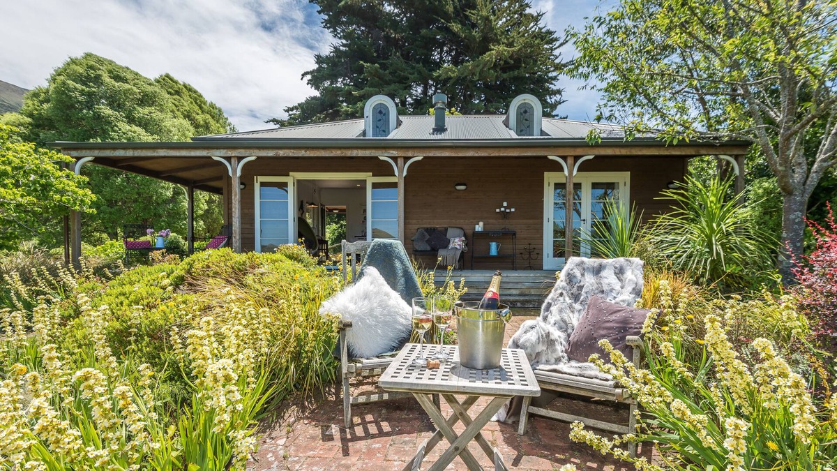 Wainui House | Romantic Getaway on Stunning Farmland - pet friendly