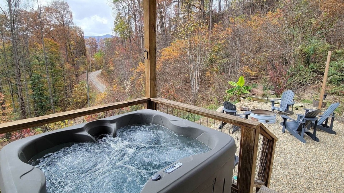 Whittier Cabin | Romantic Getaway starts here! Views, Dog Friendly, Hot Tub, Casino & WCU.