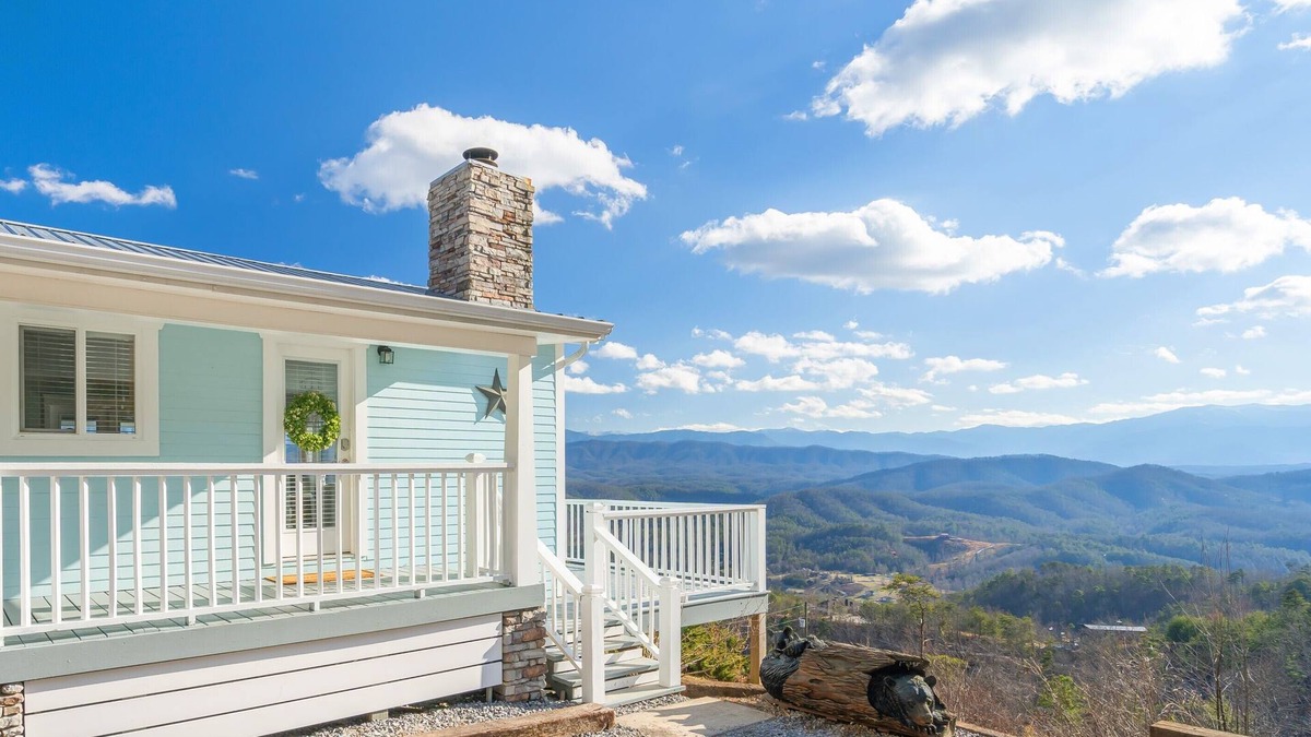 Sevierville Cabin | Romantic Getaway Stunning Views/Dog Friendly