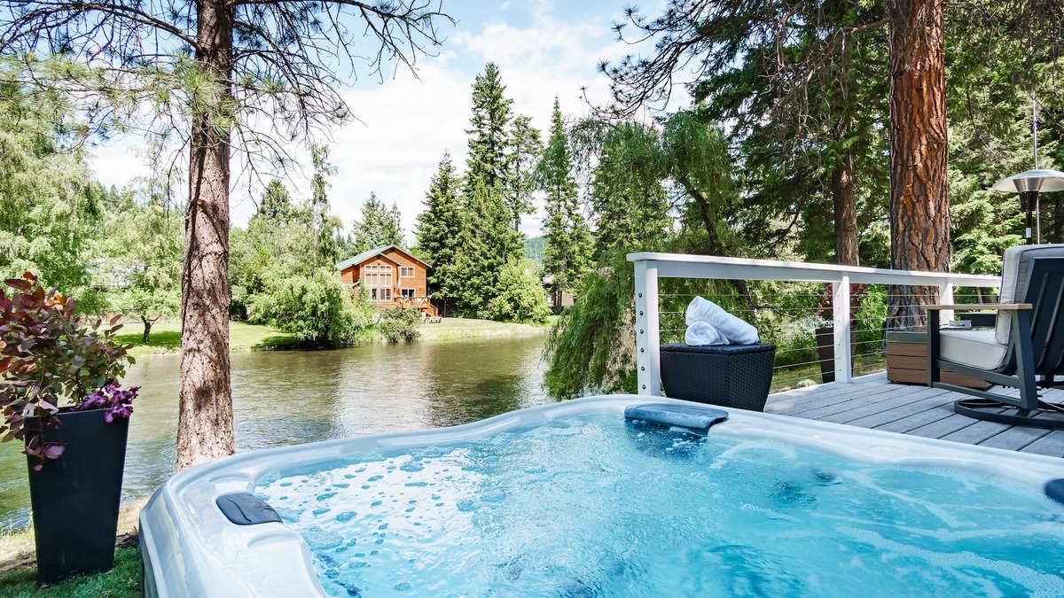 Cle Elum House | Romantic getaway with hot tub and view! Snuggle inside.Come relax…Enjoy!