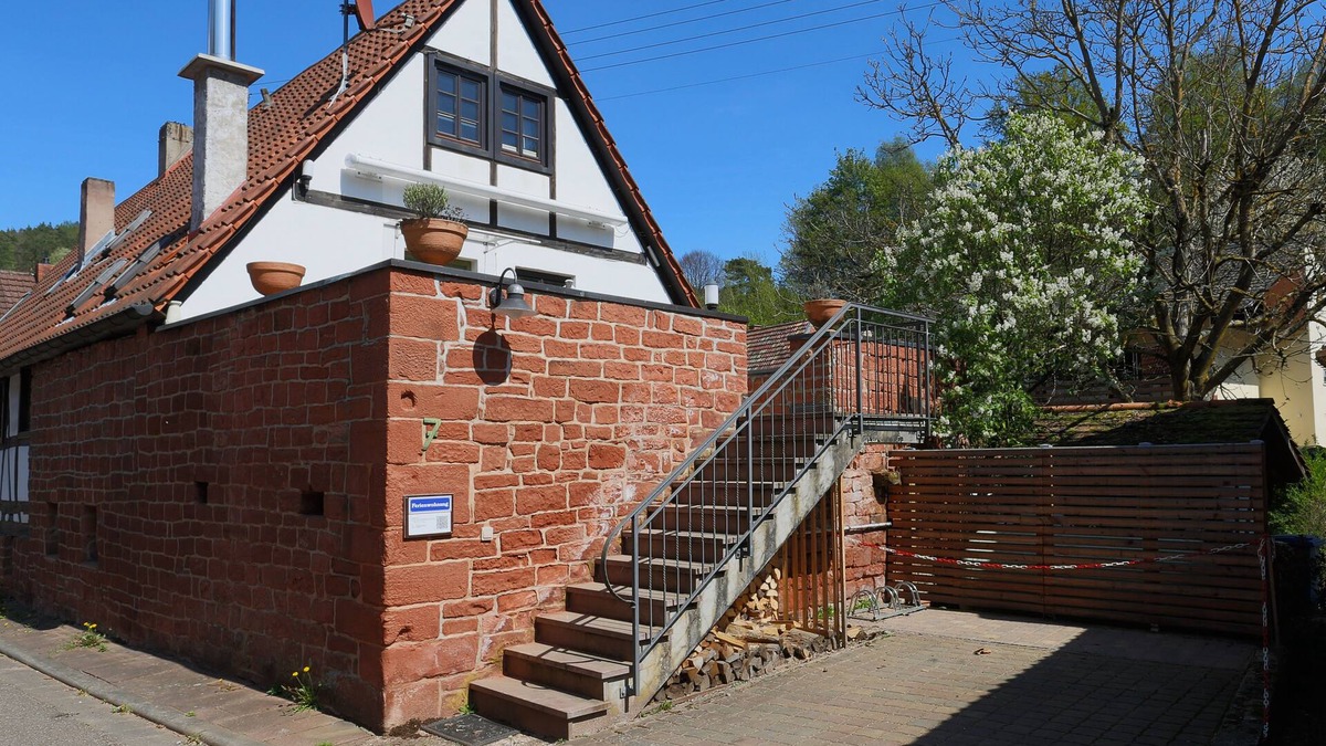 Dimbach House | Romantic holiday home with a large sun terrace and fireplace