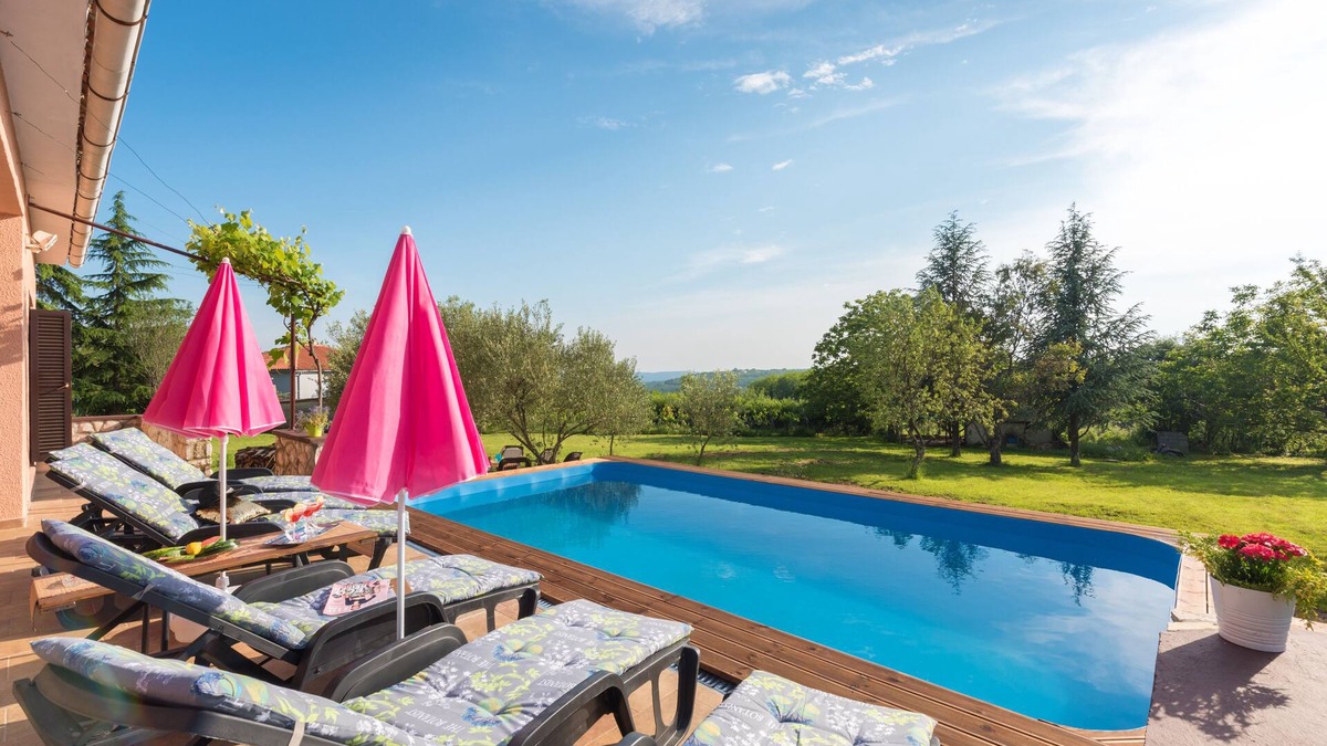 Topid House | Romantic Holiday Home with pool and large garden, surrounded by greenery