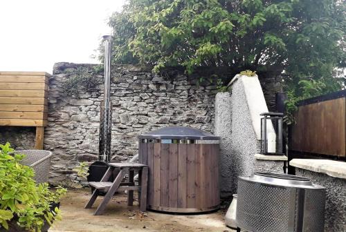 Grangecon Apartment | Romantic Hot Tub Retreat with Bar & Tapas Restaurant on-site