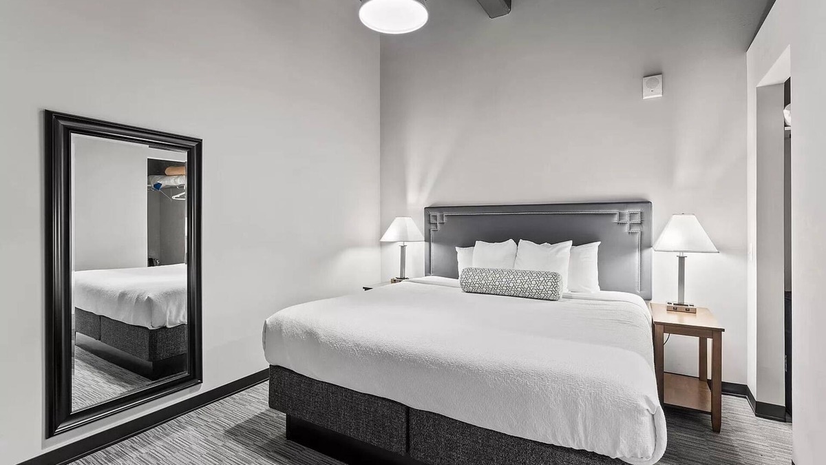 Lancaster House | Romantic House 2Bed Room