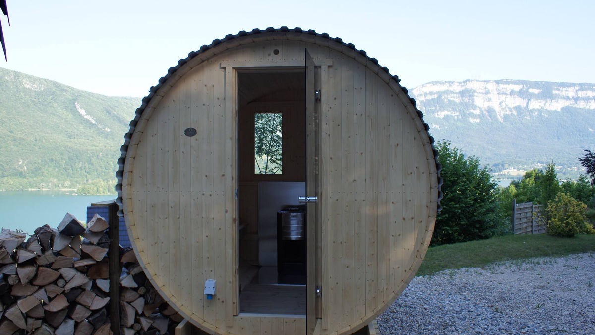 Novalaise House | romantic house with its spa+sauna+swimming pool+view on the lake