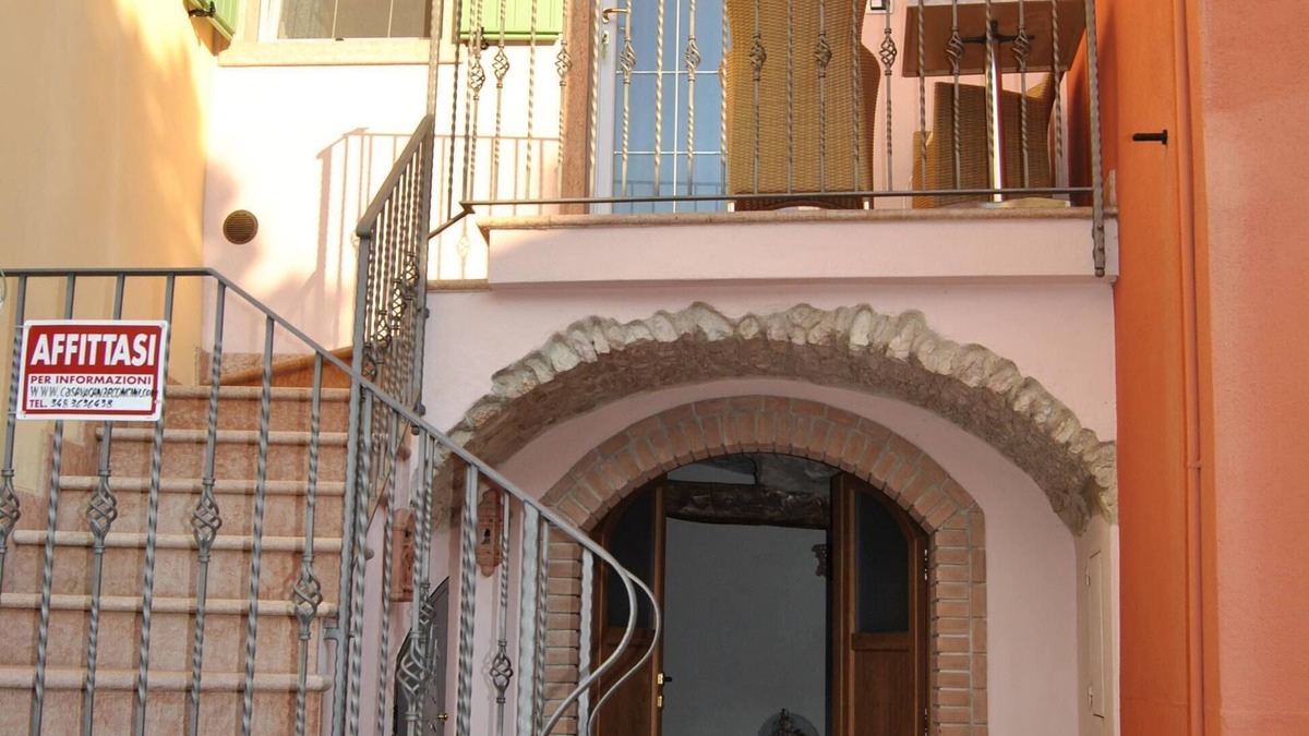 Cassone House | ROMANTIC IDIPENDENT HOUSEHOLD three minutes from the beach GARAGE satellite TV