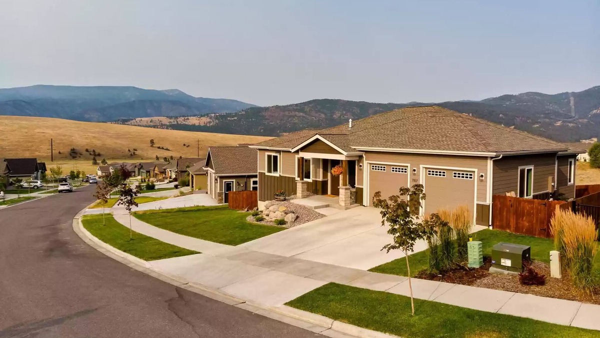 Missoula House | romantic landscape for the family
