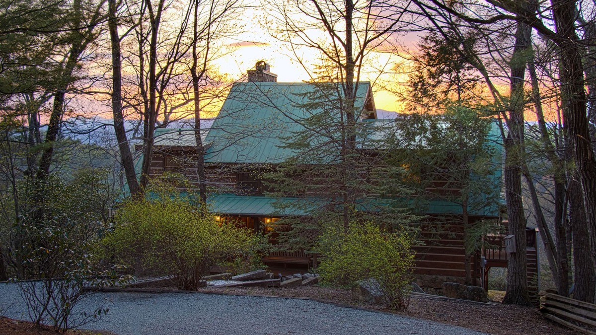 Ferguson Cabin | Romantic Leatherwood Mtn Log Home 19.3 acres/Panoramic View/Near Boone