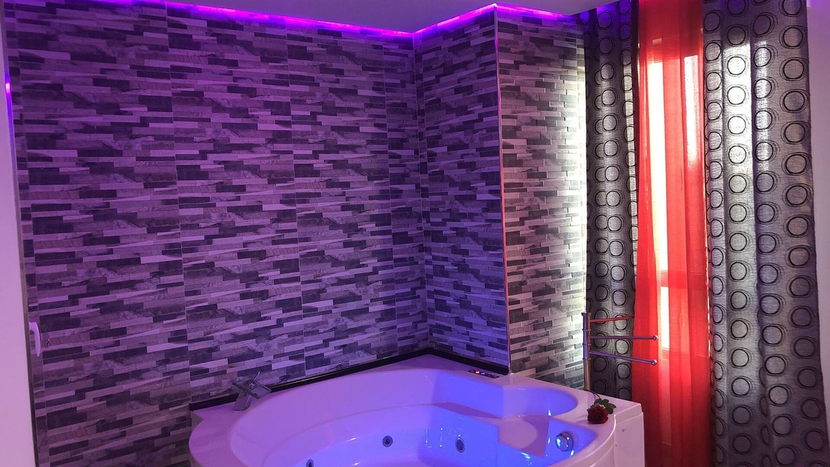 Algeciras Apartment | Romantic loft with JACUZZI