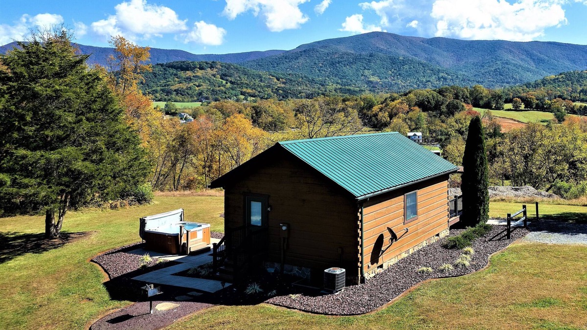 Stanley Cabin | Romantic LURAY Mountain Log Cabin #4 Couples Hot Tub Stone Fireplace Mtn Views