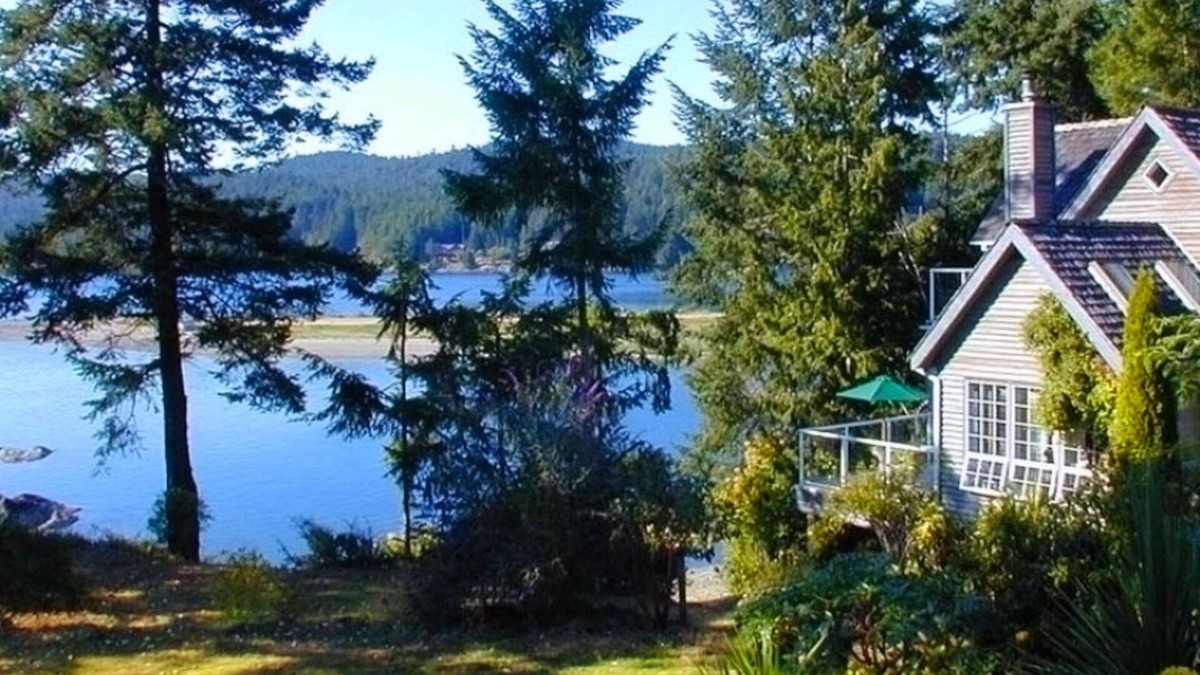 Pender Island Cottage | Romantic Luxury Oceanfront Cottage