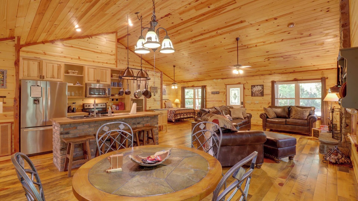 Mountain View Cottage | Romantic Mountain View Cabin Rental Near Downtown!