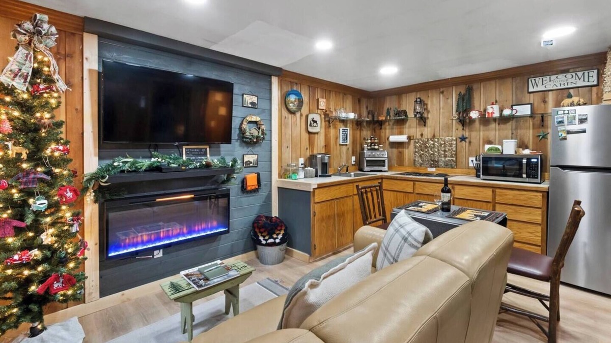 Paradise Estates Cabin | Romantic Small Cabin in the Woods. Fireplace,Hot tub,A/C,Firepit,WiFi, Mt Rainer