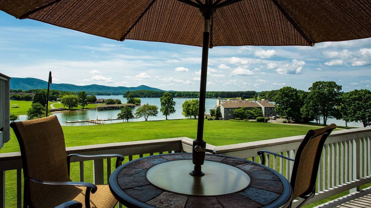 North Shore Condo | Romantic SML Penthouse, Bernard’s Landing. Smith Mountain Lake 3 Pools