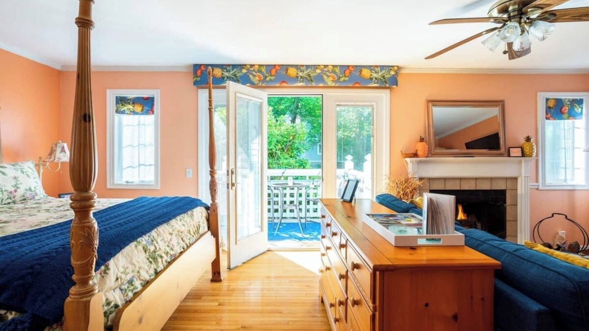 Westside Norwich Villa | ROMANTIC SPA RETREAT MINUTES TO MOHEGAN SUN CASINO