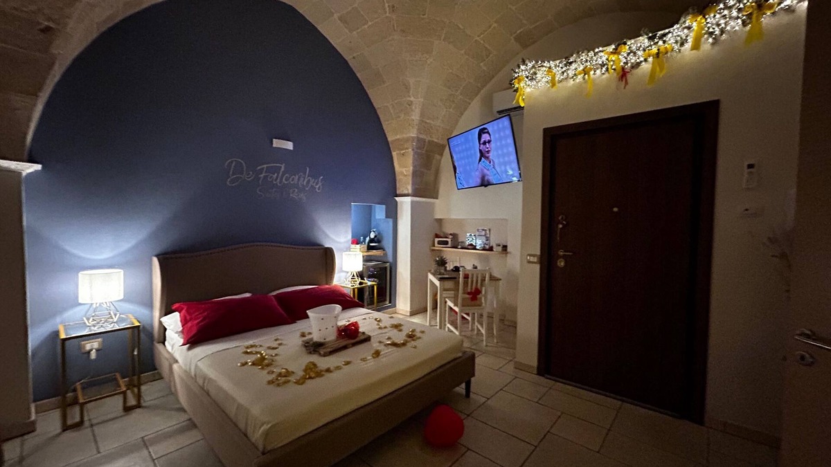 Centro Storico Bed & Breakfast | Romantic Spa Suite with Jacuzzi – Historic Pulsano Escape