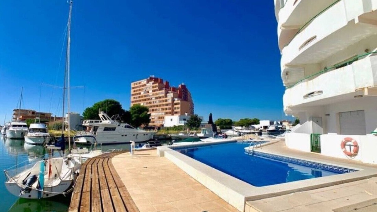 Santa Margarida Apartment | ROMANTIC STUDIO with large terrace in front of swimming pool and canal, bicycle parking