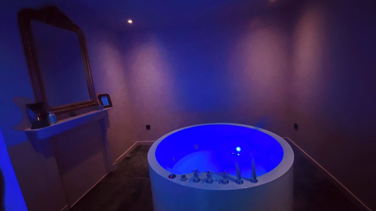 Sainte-Eusoye Apartment | Romantic Suite "Love Room" with Jacuzzi