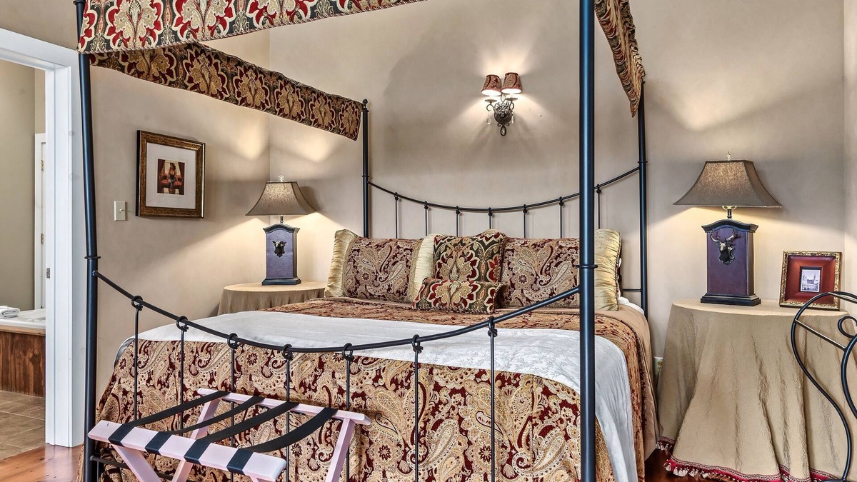 Townsend Hotel | Romantic Suite | Mountain Views! | King Bed