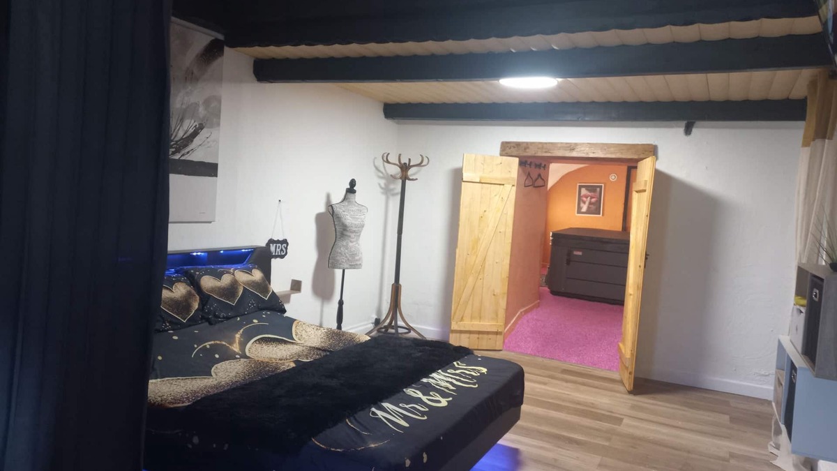Saint-Crepin Bed & Breakfast | Romantic suite with jacuzzi