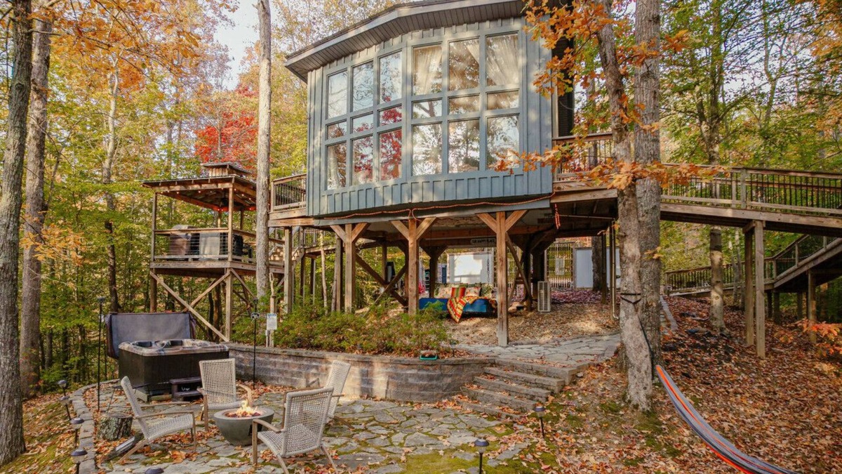 Baxter Cabin | Romantic Treehouse w/Sauna, Hot Tub & Pickleball!