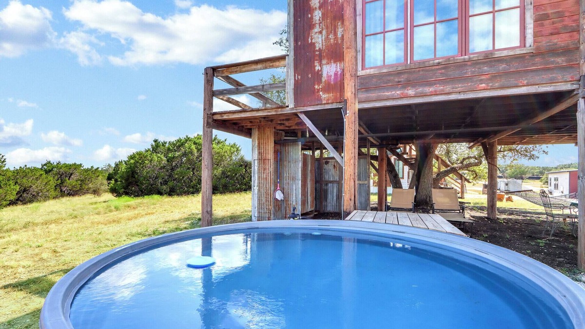Lampasas Cabin | Romantic Treehouse Escape in Hill Country