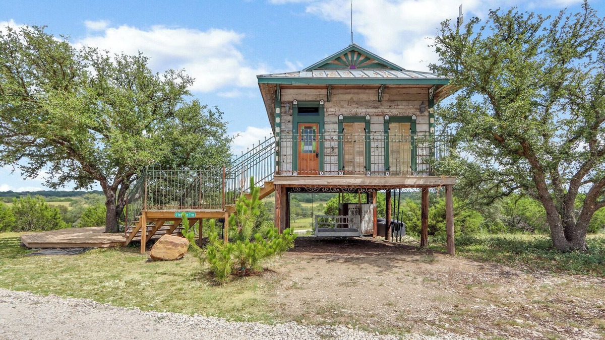 Lampasas Cabin | Romantic Treehouse Near Lake Buchanan