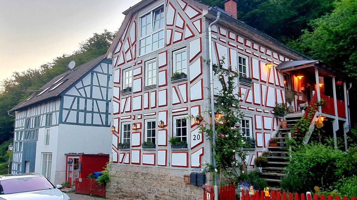 Niederauroff Apartment | Romantic vacation apartment 'Fachwerkhof' with Private Terrace, Garden and Wi-Fi