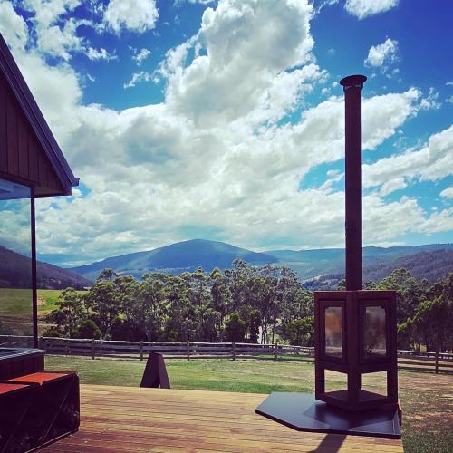 Huon Valley Villa | Romantic Valley Cabin - Outdoor Bath