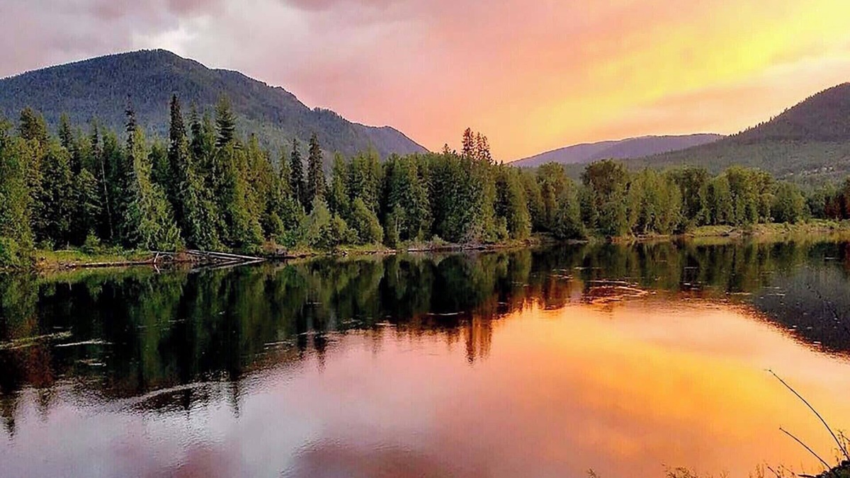 Clark Fork Cabin | Romantic Waterfront Shabby Chic Cabin on the Clark Fork River! #SwankyCabin
