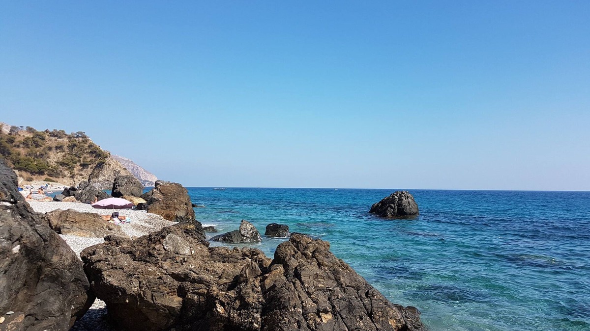 Guajar Faraguit House | Romatic Andalusian village house, solar-heated Jacuzzi cave pool