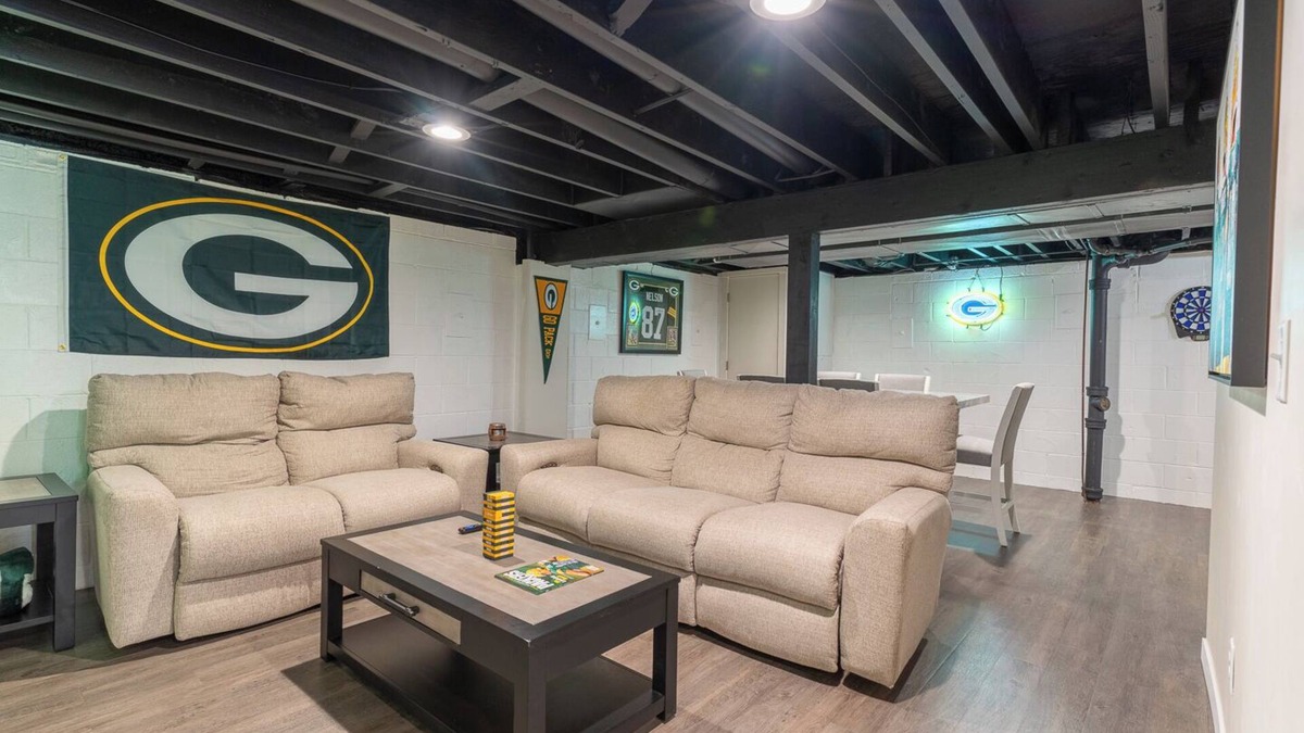 Green Bay House | Romeo’s Roscoe Retreat- Close to Lambeau and Titletown District!
