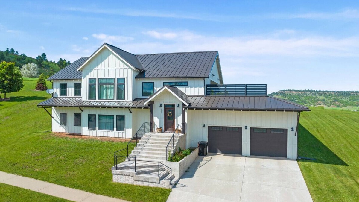 Spearfish House | Roof Top Deck-Hot Tub-Steam Shower-Arcade Games-4car Garage-Chef`s Kitchen