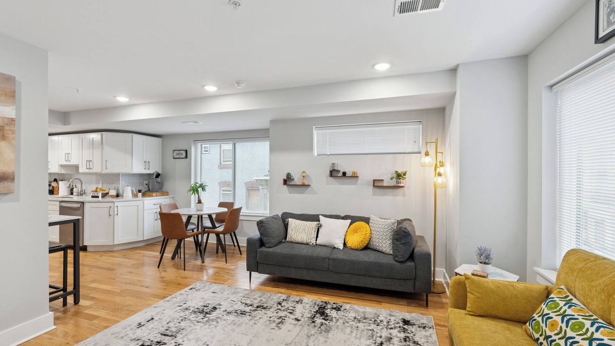 Brewerytown Apartment | Rooftop/5min Museum of Art/3BD3BA/Patio/King/Free Parking/10min Liberty Bell