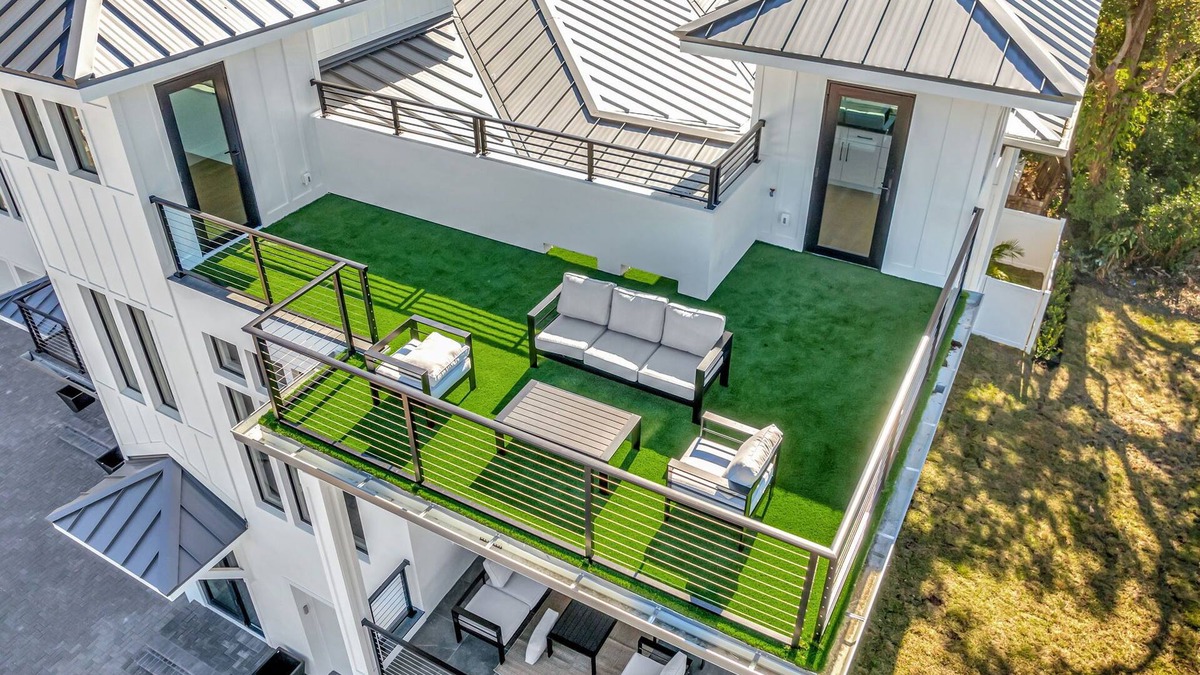 Dunedin House | Rooftop+Balcony/Elevator/Fenced Yard! Downtown Lux Townhome