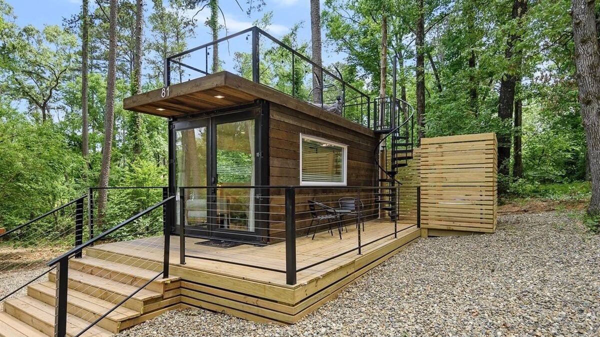 Broken Bow Cabin | Rooftop Deck, Outdoor Soaker Tub, Tiny Cabin Sleeps 2