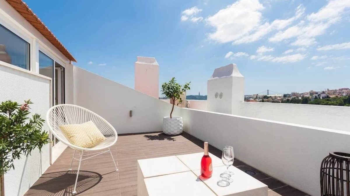 Principe Real Apartment | Rooftop Flat With Terrace & Amazing Sunset Views!