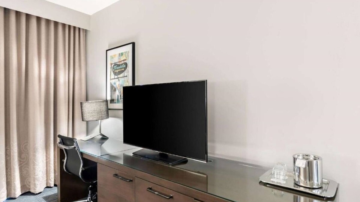 Bee Cave Apartment | Rooftop & Gym Access | Deluxe King Near Shops, Trails, Galleria