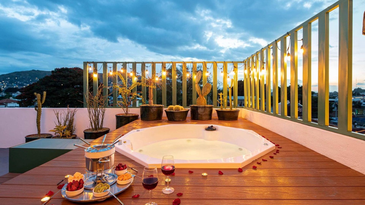 Oaxaca Villa | Rooftop Hot Tub! 3 levels, 5Bedroom in Villa Noria