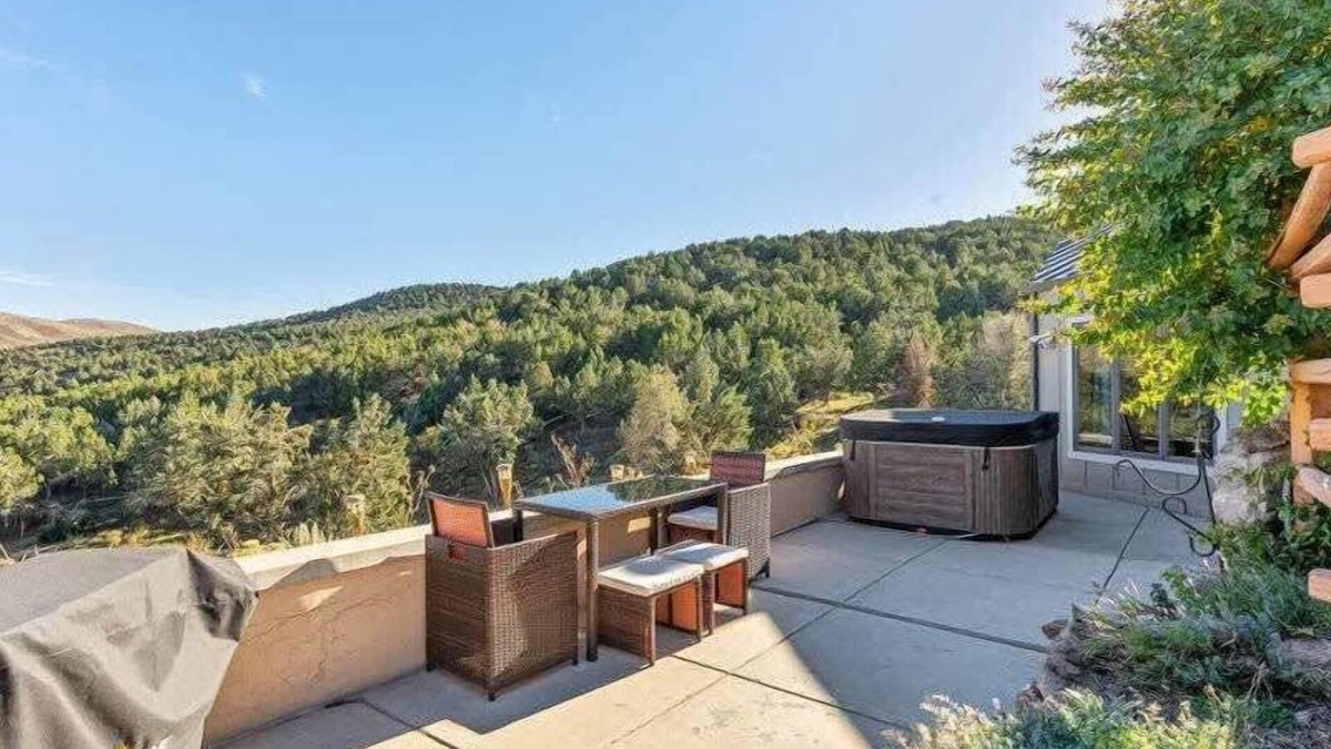 Herriman House | Rooftop Patio, Kids Playroom, Air Hockey Table!