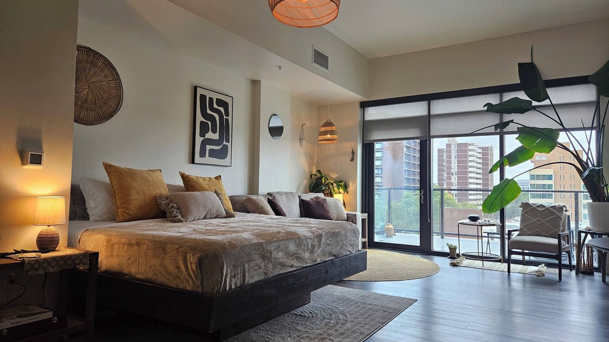 Cherry Creek Apartment | Rooftop Pool open all year round, Hot Tub and breathtaking Mountain View’s