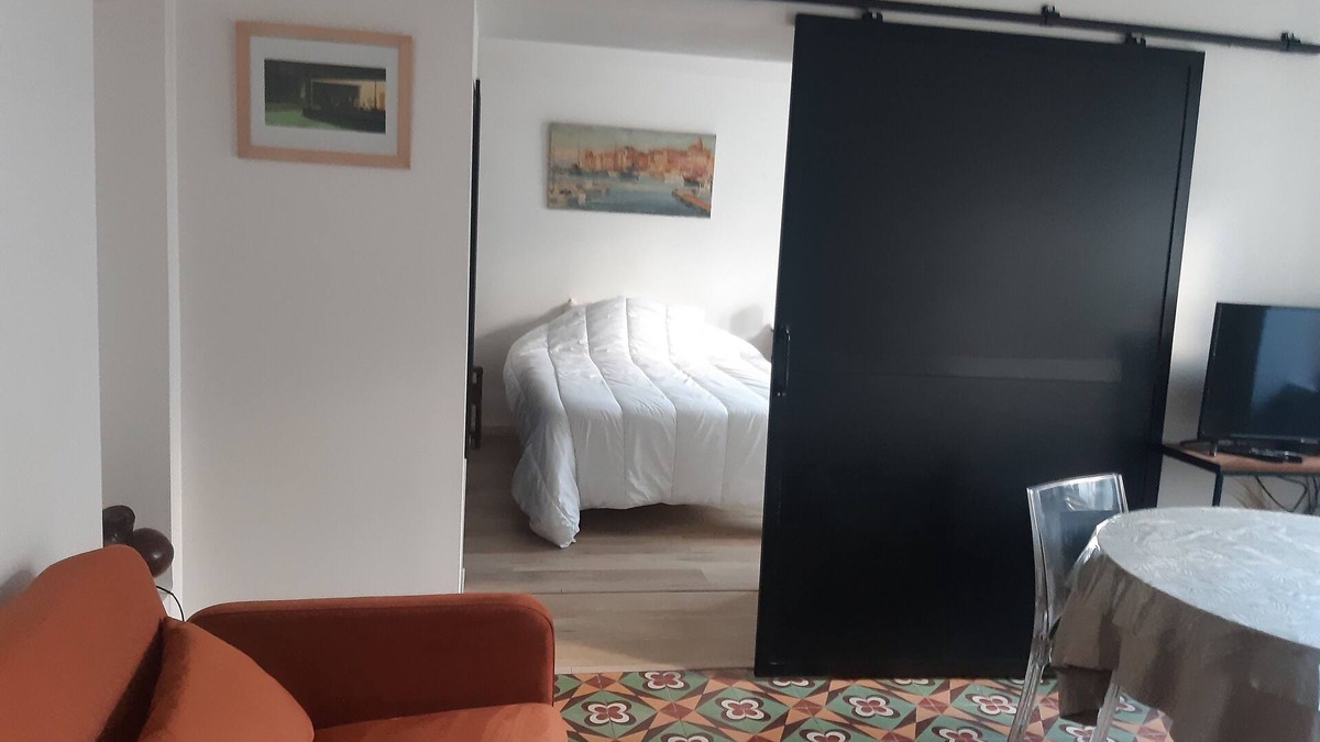 Vedene Apartment | ROOM 10 MNS AVIGNON 30 M2, AIR-CONDITIONED INDEPENDENT ENTRANCE PRIVATE PARKING