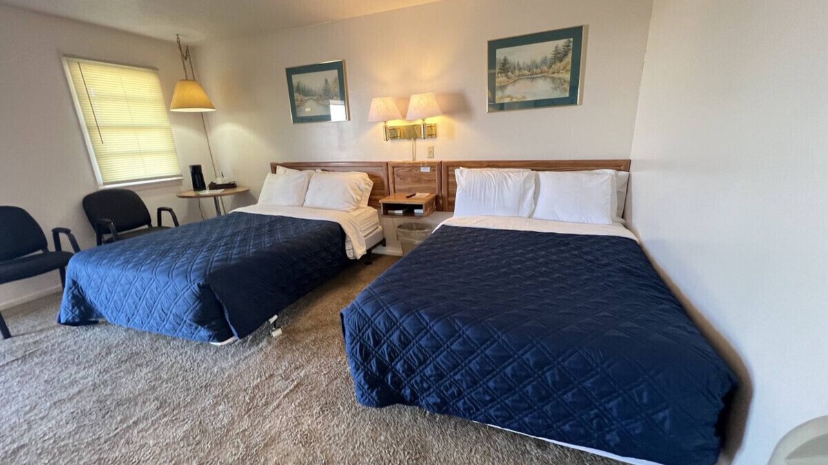 Downs Hotel | Room 103 - Double Full - Sleeps 4 - West Lake Grandvue Inn