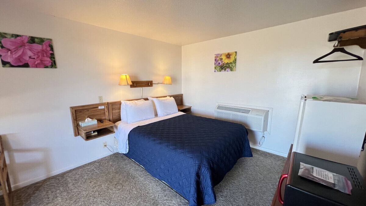 Downs Hotel | Room 106 - Standard Queen - Sleeps 2 - West Lake Grandvue Inn