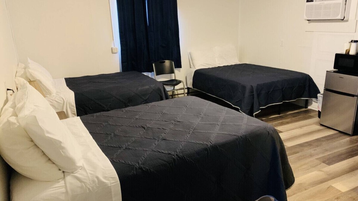 Harper Hotel | Room 21 - Triple Queen - Sleeps 6 - Harper Motel