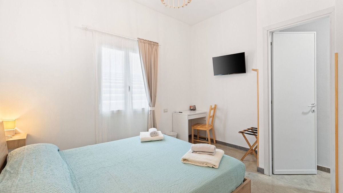 Riola Sardo Apartment | Room '40°Parallelo - Standard 3' with Shared Garden, Wi-Fi and Air Conditioning