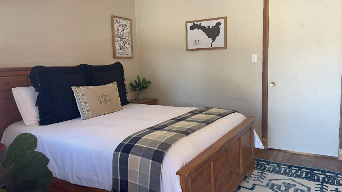 Eagle Nest Cabin | Room 7: Cozy Nest 15 Minutes from Red River/Angel Fire